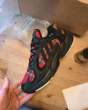 Load image into Gallery viewer, Adidas YEEZY700 Absolute Vintage Sneaker - Black